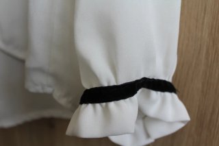 Camisa estilo renacentista blanca y negra