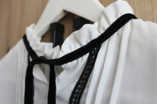 Camisa estilo renacentista blanca y negra