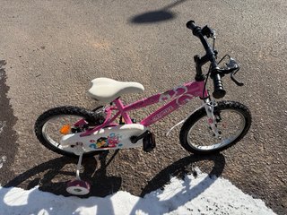Bicicleta infantil rosa y blanca