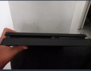 PS4 Slim Sony Negra + Mando Multicolor