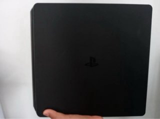 PS4 Slim Sony Negra + Mando Multicolor