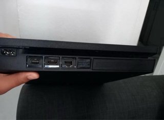 PS4 Slim Sony Negra + Mando Multicolor