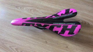 Sillín de Bicicleta Carbon Pro Rosa y Negro