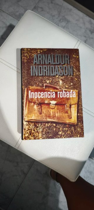 Libro "Inocencia Robada" y "Naturaleza Hostil"