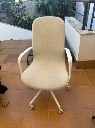 Silla de oficina Ikea beige con ruedas
