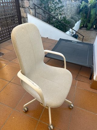 Silla de oficina Ikea beige con ruedas