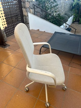 Silla de oficina Ikea beige con ruedas