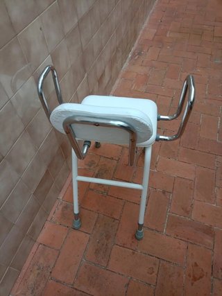 Silla de ducha con brazos y respaldo