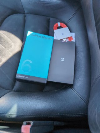 OnePlus Nord 6 solo abierto para ver el móvil