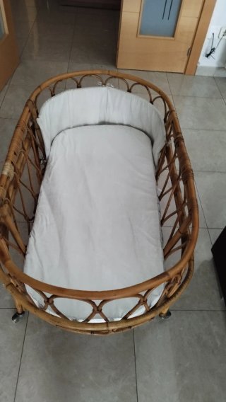 Moisés de mimbre con ruedas