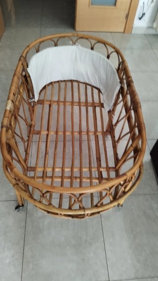 Moisés de mimbre con ruedas