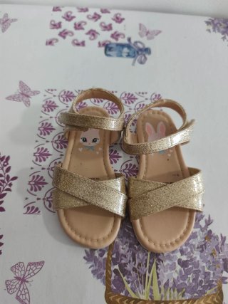 Sandalias doradas talla 24