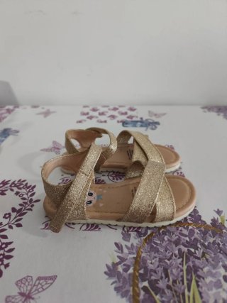 Sandalias doradas talla 24
