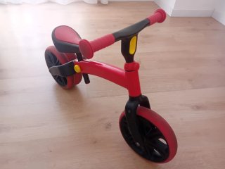 Bicicleta de equilibrio roja para niños