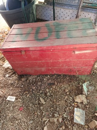 Caja de metal roja