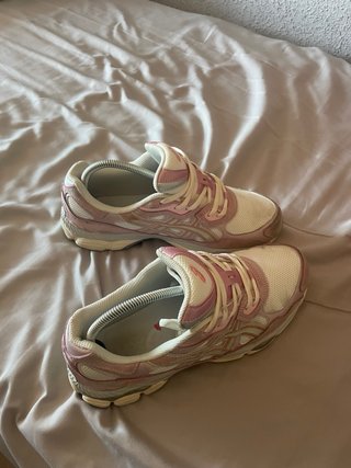 Zapatillas Asics rosas y blancas