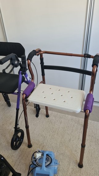 Andador con asiento y ruedas