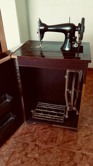 Máquina de coser vintage pedal con mueble