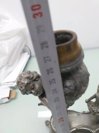 Candelabro de peltre con ángel y figura