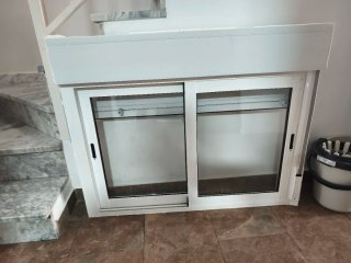 Ventana aluminio con persiana blanca