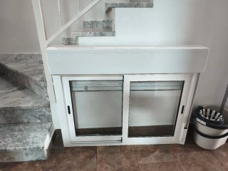 Ventana aluminio con persiana blanca