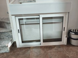 Ventana aluminio con persiana blanca