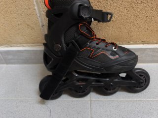 Patines en línea negros y naranjas talla 32-35