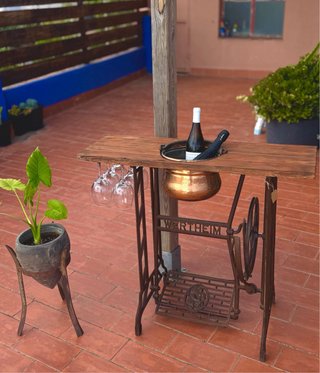 Vinoteca Artesanal de Máquina de Coser Antigua