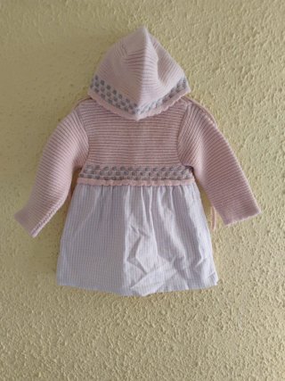 Vestido de niña rosa con capota