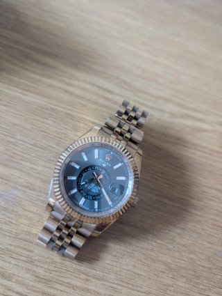 Reloj Rolex Sky-Dweller Negro y Dorado