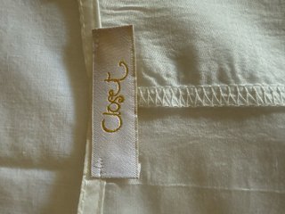 Blusa blanca sin mangas con volantes