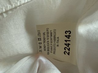 Blusa blanca sin mangas con volantes