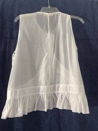 Blusa blanca sin mangas con volantes