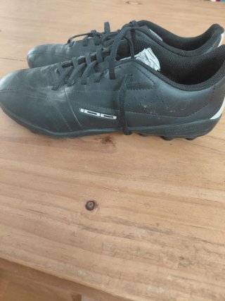 Botas de fútbol Kipsta negras y plateadas