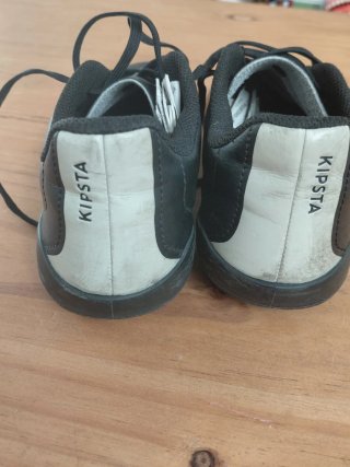 Botas de fútbol Kipsta negras y plateadas