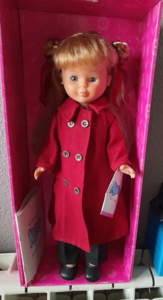 Nancy quiron abrigo en su caja