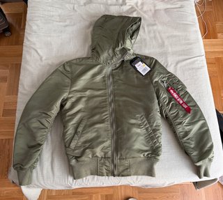 Chaqueta Bomber Alpha Industries con capucha