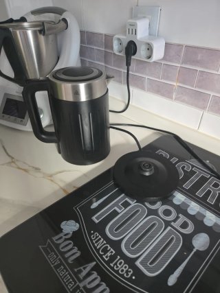 Hervidor eléctrico negro