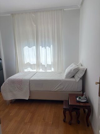 Cama y canapé de madera