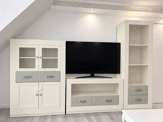 Mueble de salón blanco y gris