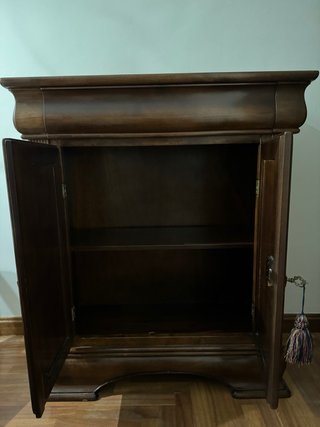 Mueble bajo de madera oscuro 2 puertas