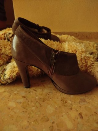 Botines piel marrón con lazo y detalles en ante