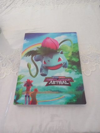 Binder Pokémon com cartas e valiosas em psa 10