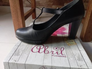 Zapatos de tacón negros Abril Flowers