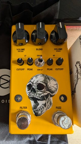 AC Noises Urla Fuzz e Filtro C-MOS