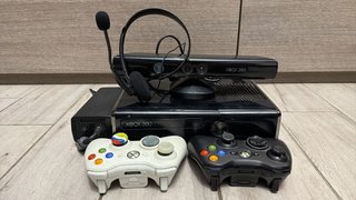 Xbox 360 Slim nera con accessori