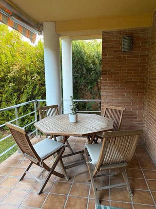 Conjunto de Mesa y 4 Sillas de Madera