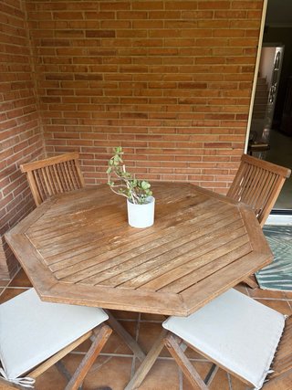 Conjunto de Mesa y 4 Sillas de Madera