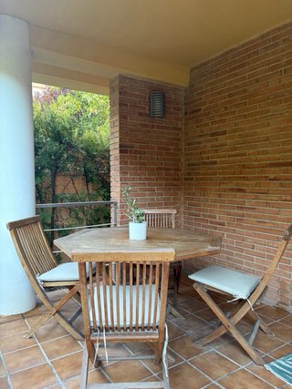 Conjunto de Mesa y 4 Sillas de Madera