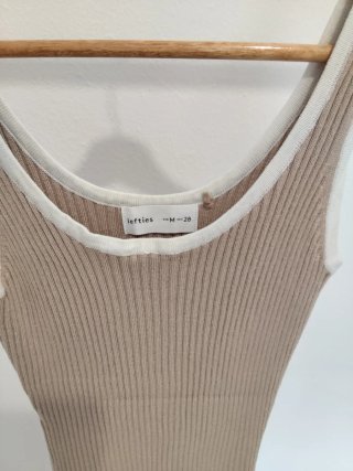 Vestido de punto beige.